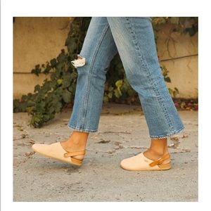 NWOT Reef Size 7 close toe slides Comfy!